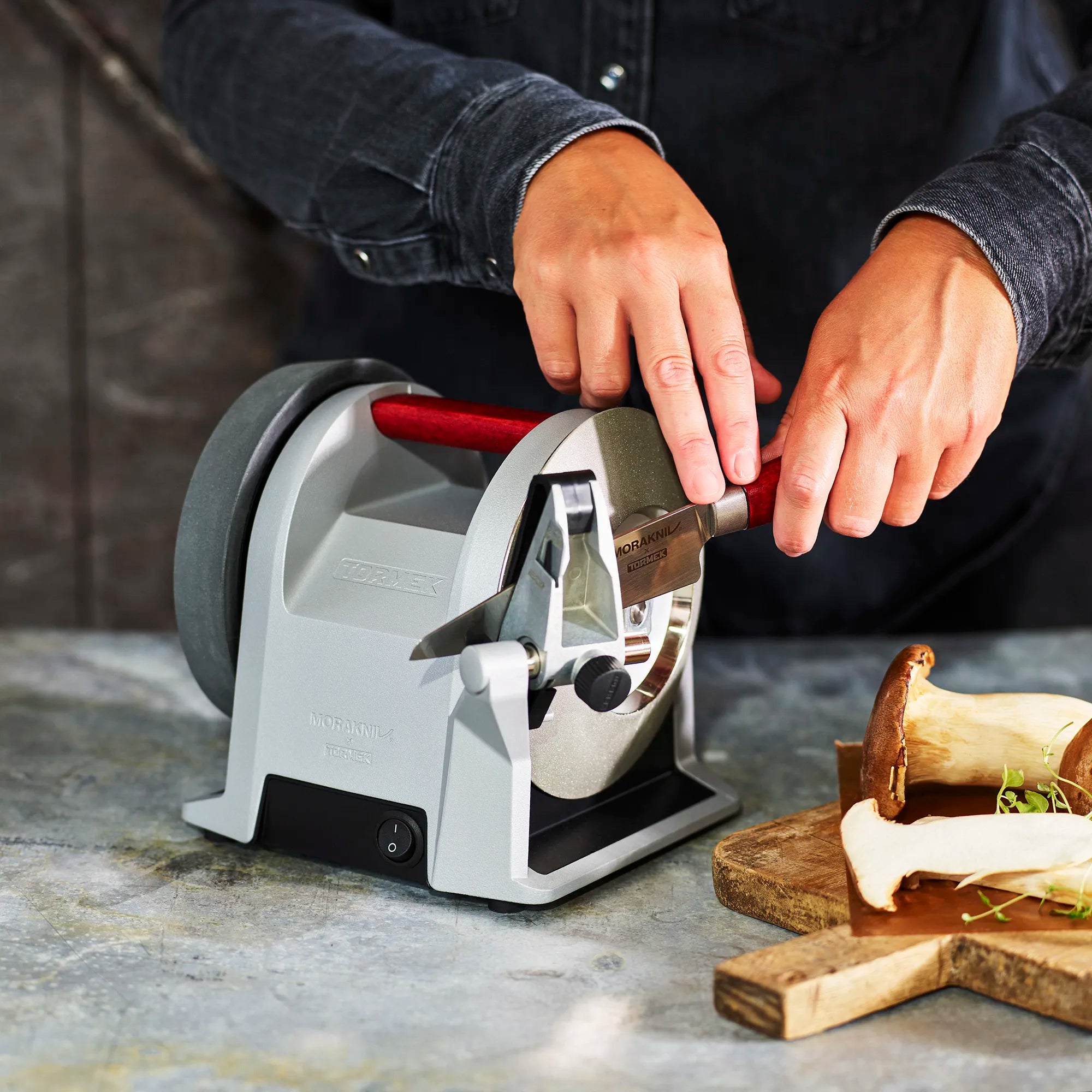 A person is sharpening a Morakniv Classic 1891 Utility Knife on an Tormek T-1 Morakniv 1891