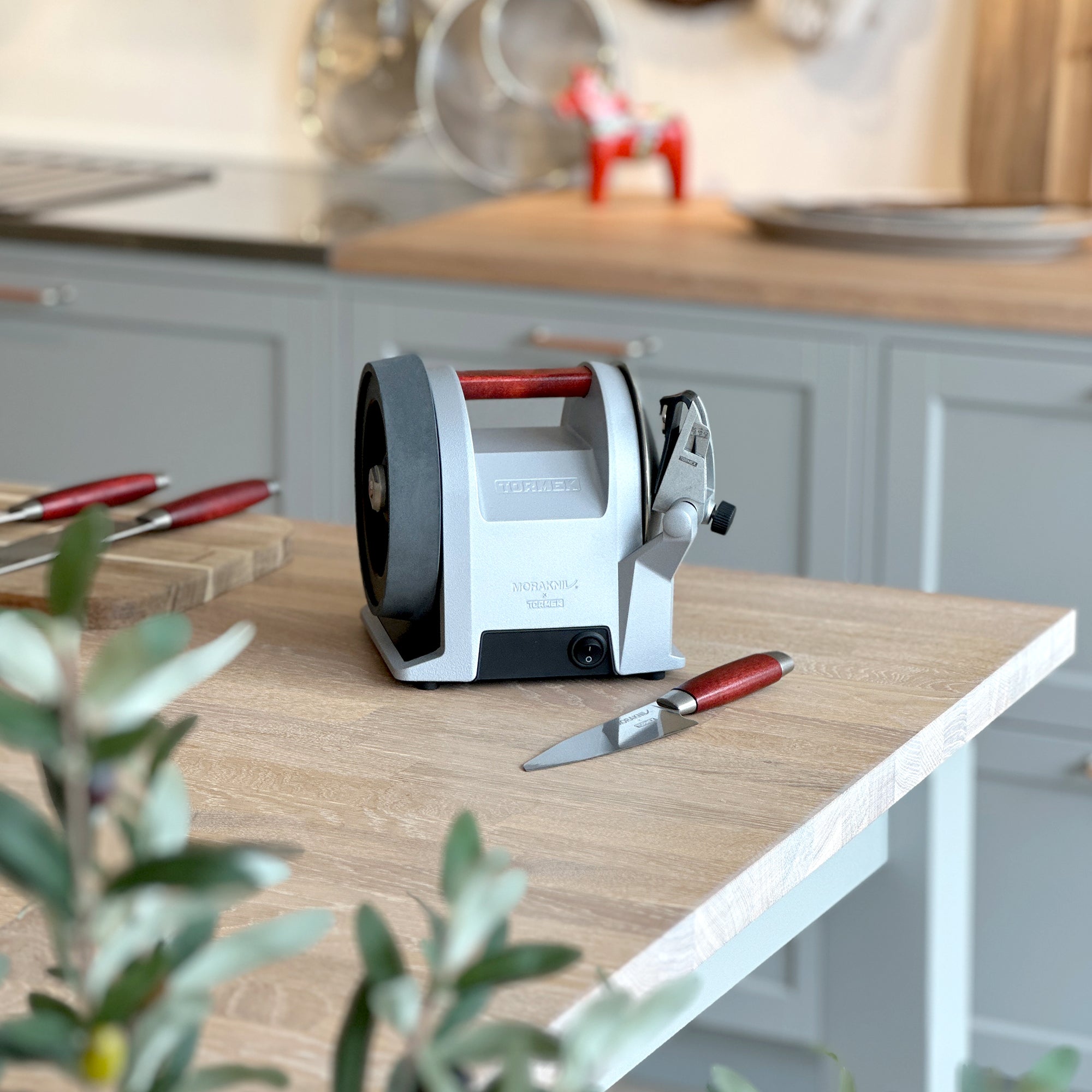 Tormek T-1 Morakniv 1891 with Dalarhäst in the Background