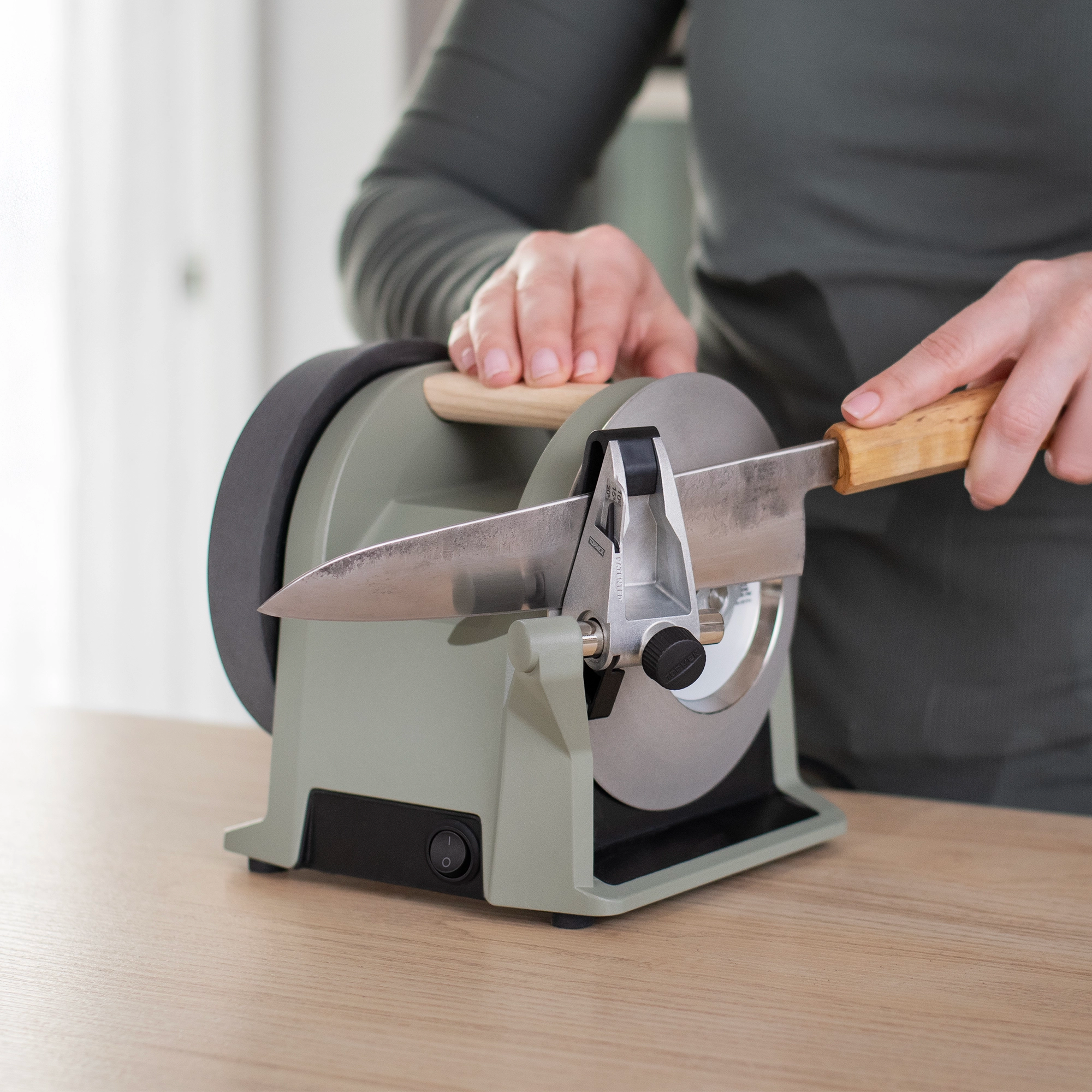 Tormek T-1 in Ash Green sharpening a knife of Fredrik Spåre 